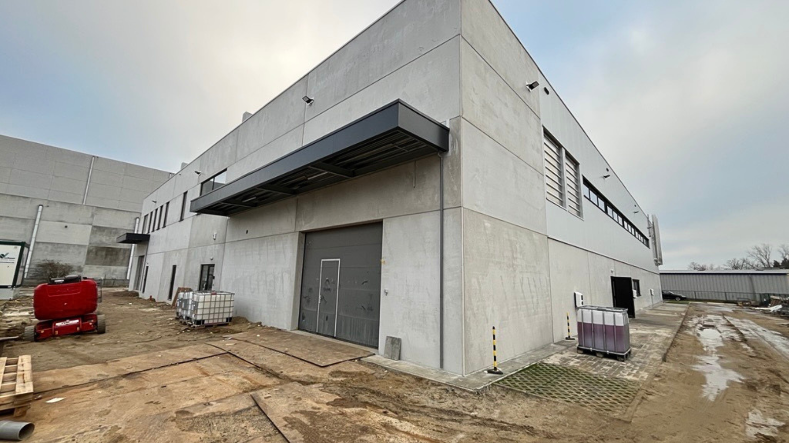 Moderne Industriehalle von MUNSCHIK für Produktion, Logistik und Gewerbe
