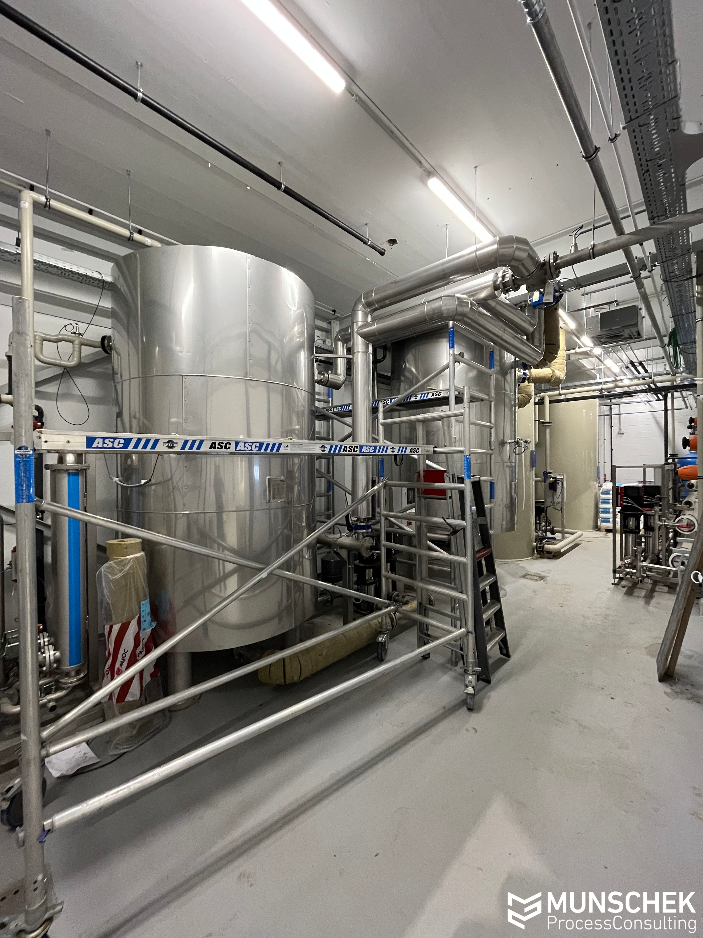 Industrielle Reinstwasseranlage mit Edelstahltanks und Prozessrohrleitungen